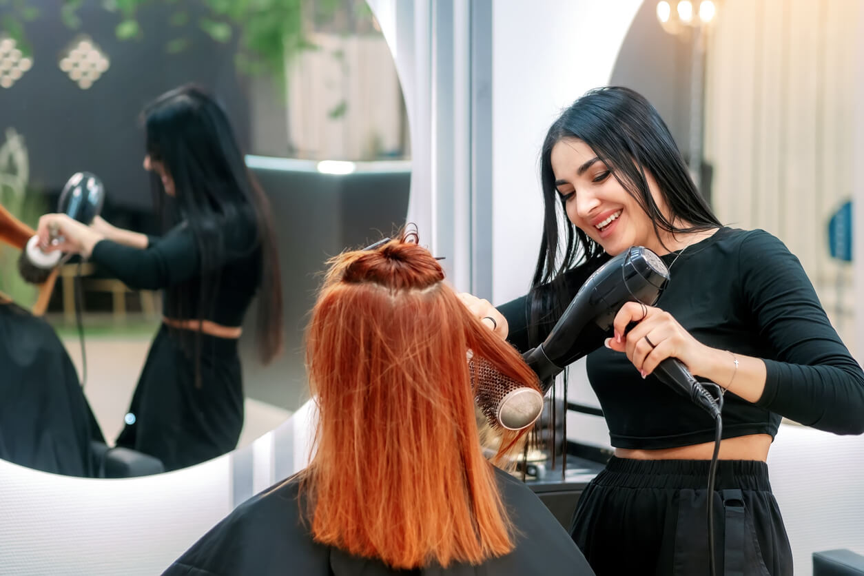 5 tips for hairdressers: Managing pain and improving posture.